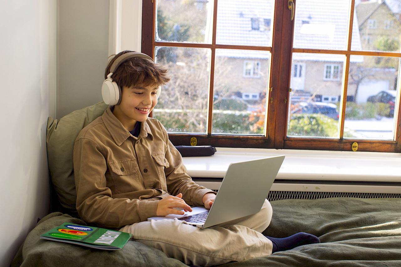 Elev i grundskolen får online lektiehjælp af mentor