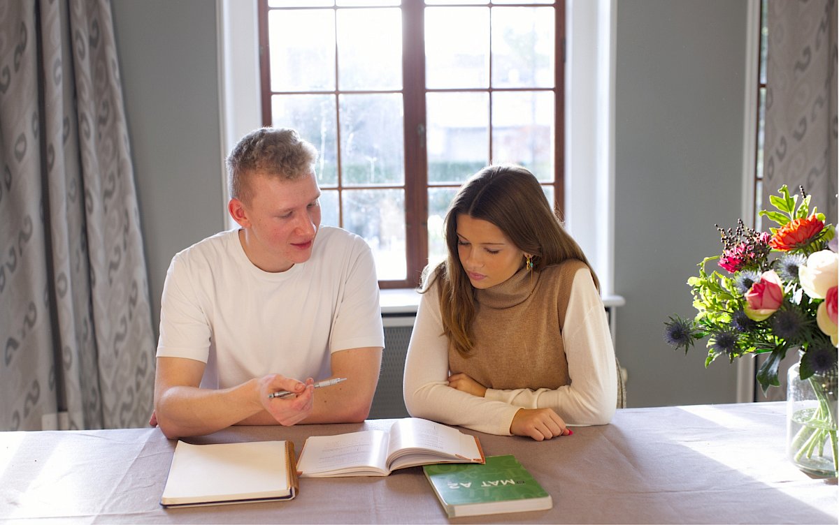 Mentor forklarer elev matematik