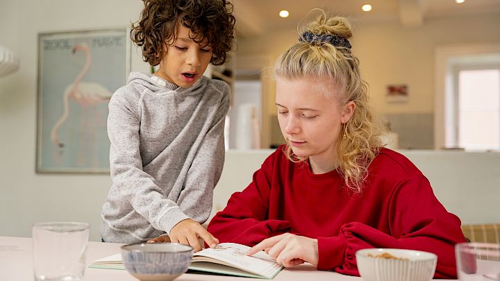 Elev får hjælp til læseforståelse af sin mentor