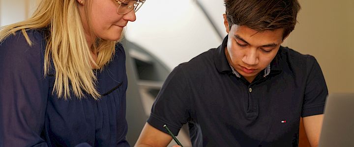 Elev arbejder med danskopgaver sammen med mentor