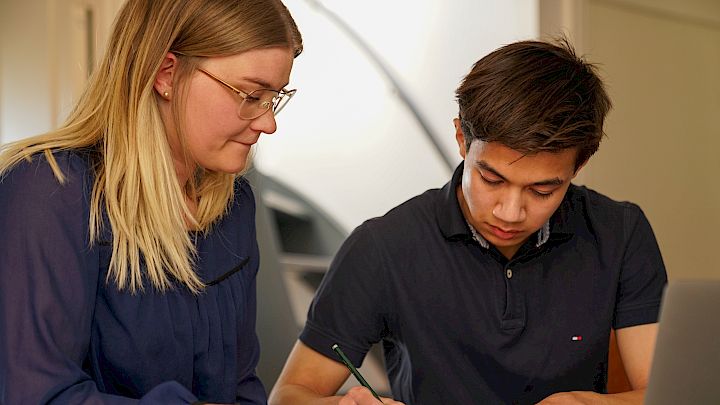 Elev arbejder med danskopgaver sammen med mentor