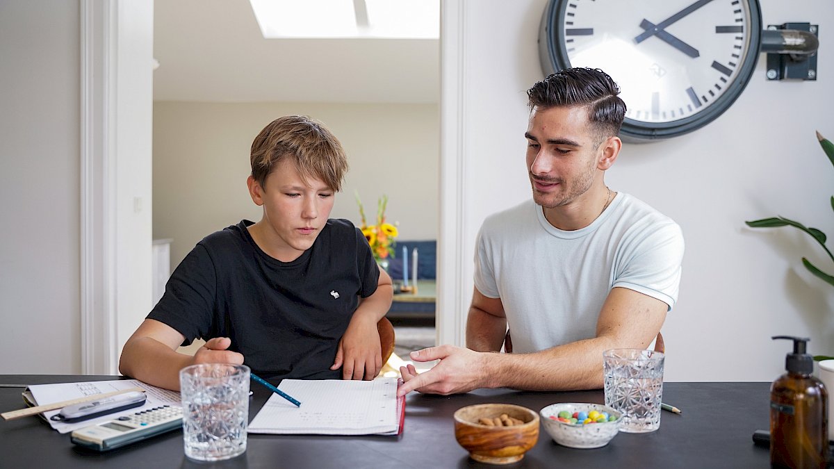Elev arbejder med engelsk sammen med mentor