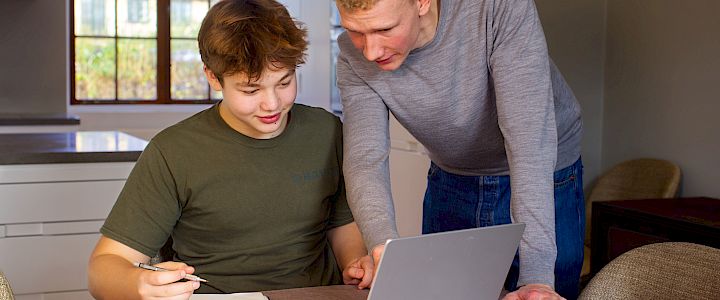 Teenager øver engelsk sammen med mentor