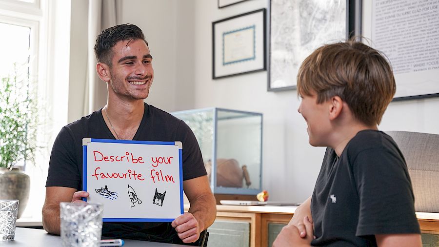 En mentor styrker forståelsen af engelsk med whiteboard