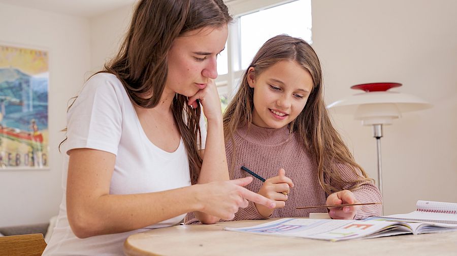 Elev og mentor sidder og øver tysk
