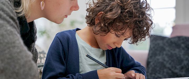 Mentor og elev i grundskolen øver tysk