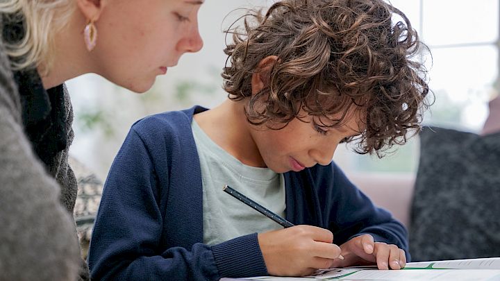 Mentor og elev i grundskolen øver tysk