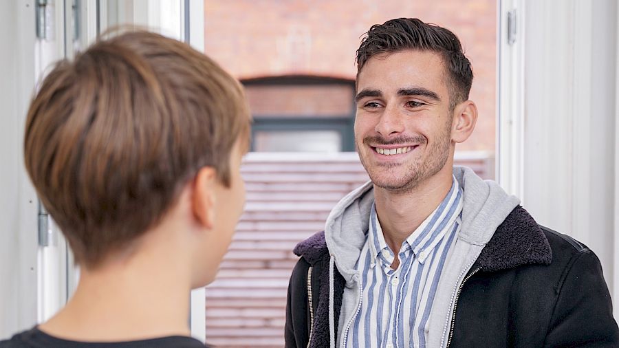 Mentor kommer hjem til elev og underviser i tysk