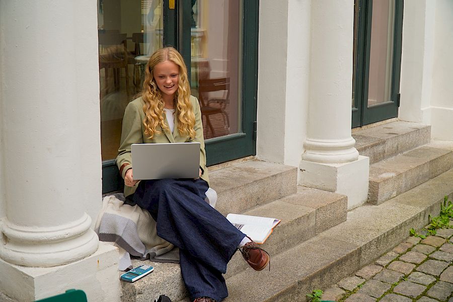 Mentor hjælper elev med fransk via computer