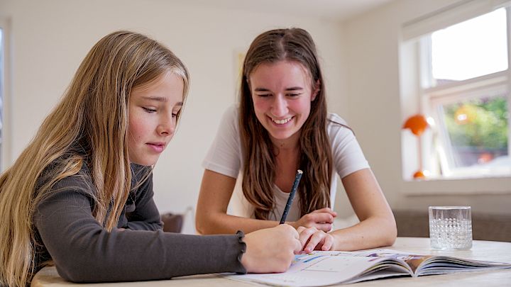 Mentor hjælper elev med udtale og grammatik i fransk