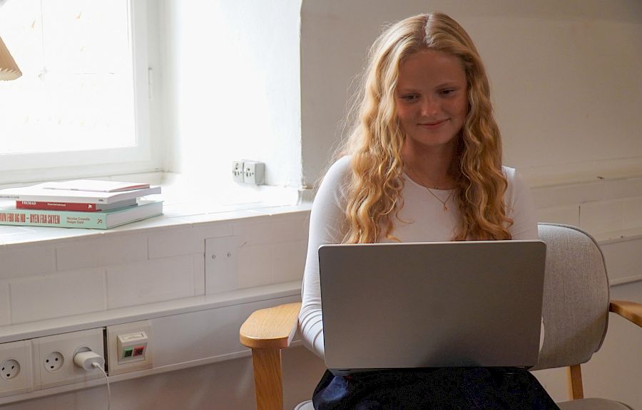 Elev får onlineundervisning i gymnasiet