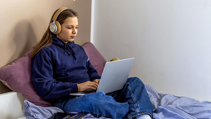 Elev er koncentreret og kigger på computer til religion lektiehjælp