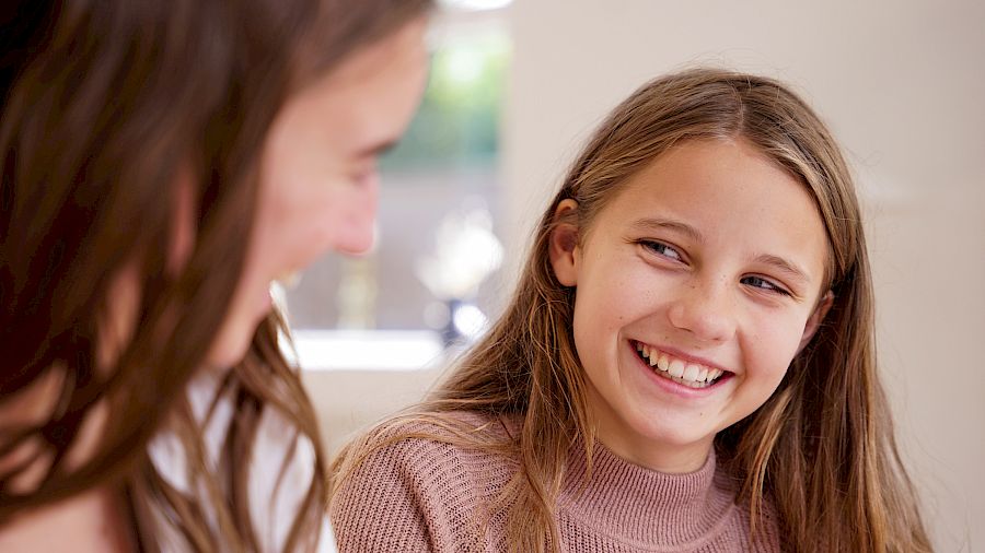Elev smiler og kigger på mentor