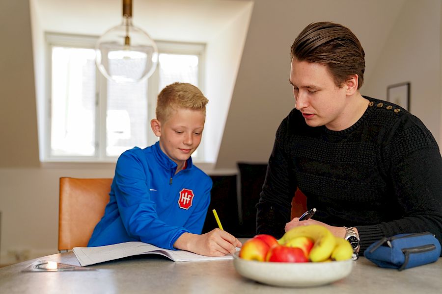 Mentor hjælper elev med at forstå biologi 