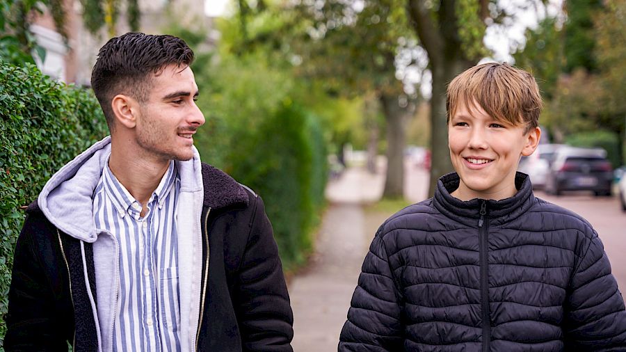 Mentor og elev der er ude at gå en tur, mens de får øvet begreber fra geografi.