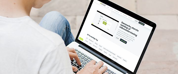 Elev arbejder med Restudy på computer