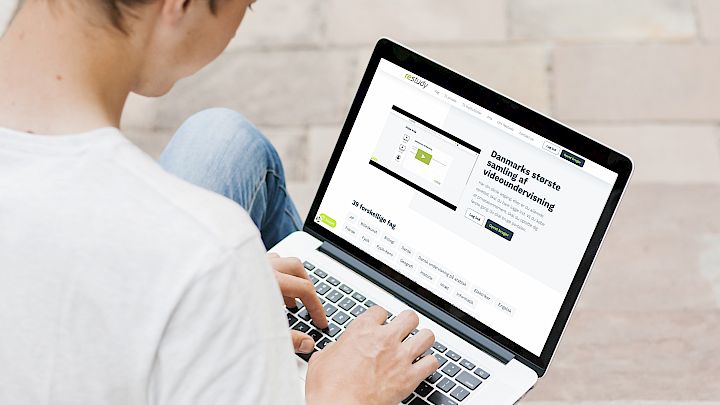 Elev arbejder med Restudy på computer