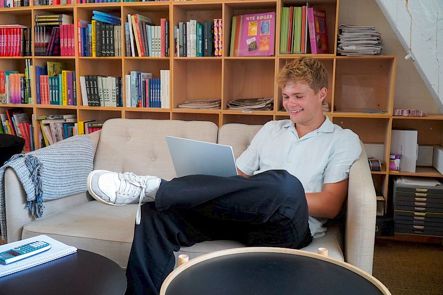 Elev arbejder online med dansk
