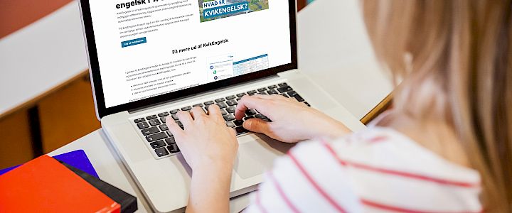 Elev øver sig på engelsk på KvikEngelsk