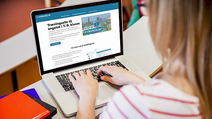 Elev øver sig på engelsk på KvikEngelsk