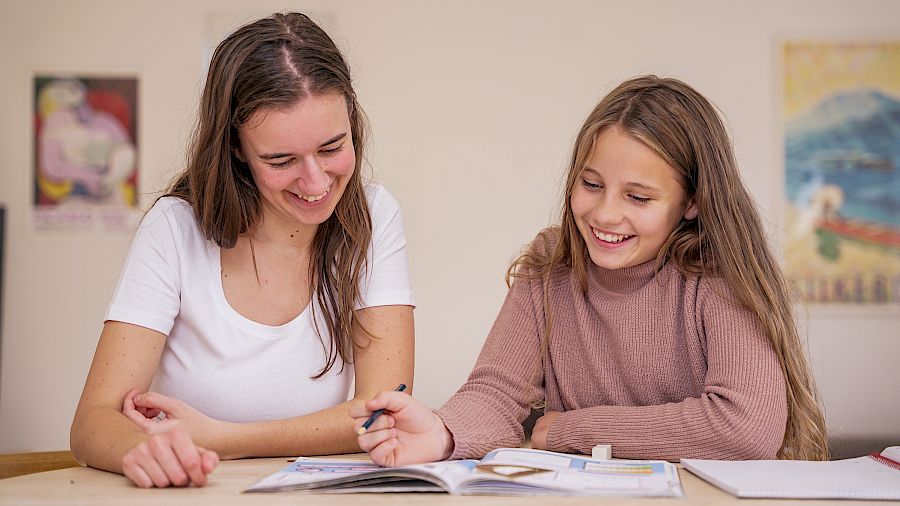 Mentor forklarer tysk til elev
