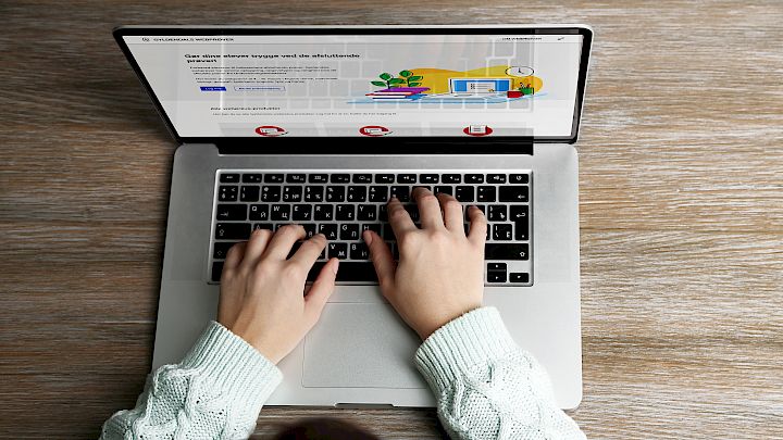 Elev som bruger Gyldendal webprøver som øvelse