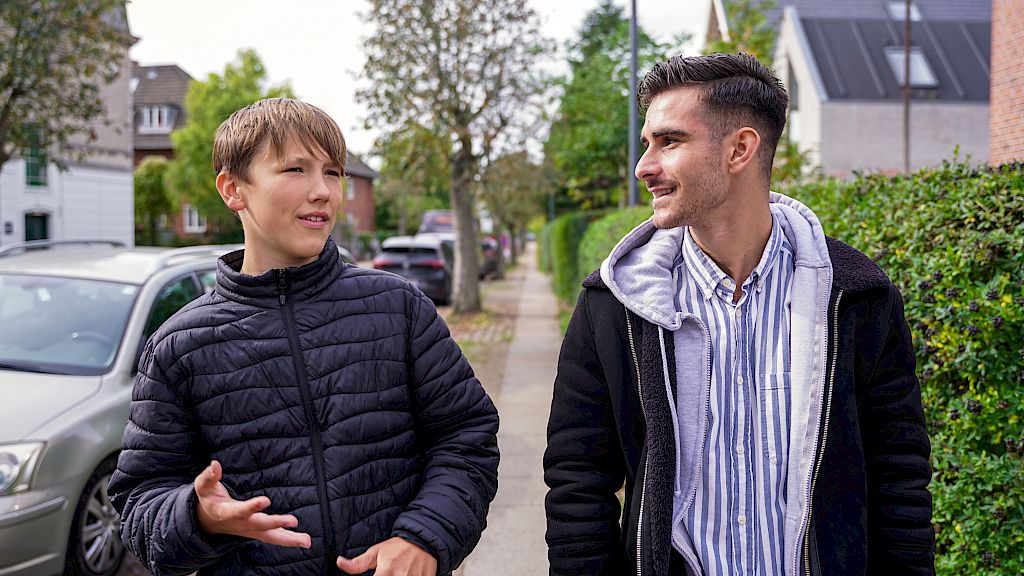 Mentor og elev går tur og snakker om samfundsfag
