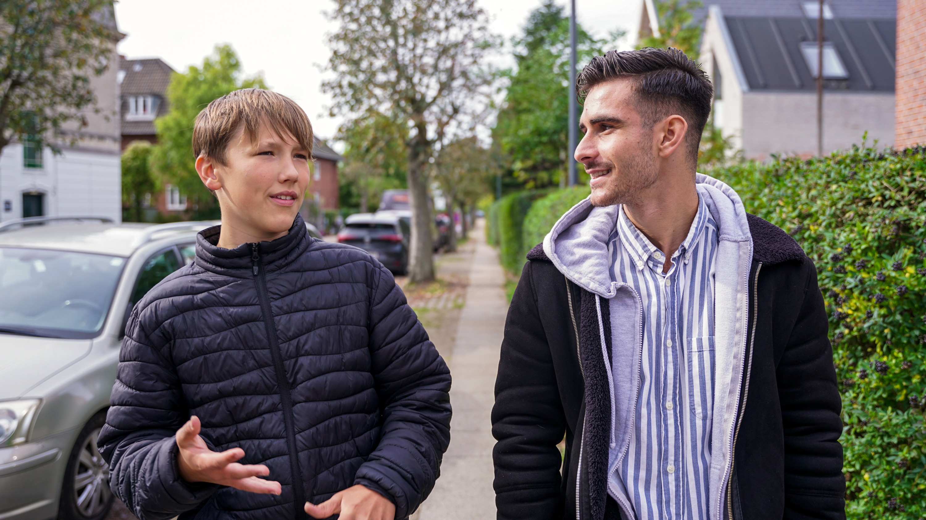 Mentor og elev går tur og snakker om samfundsfag