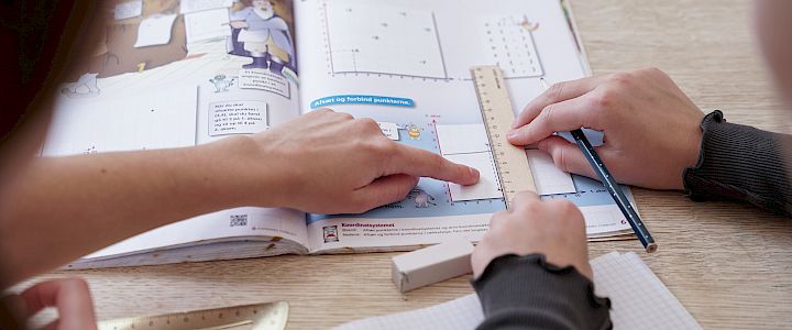 Elev øver samfundsfag med iBog