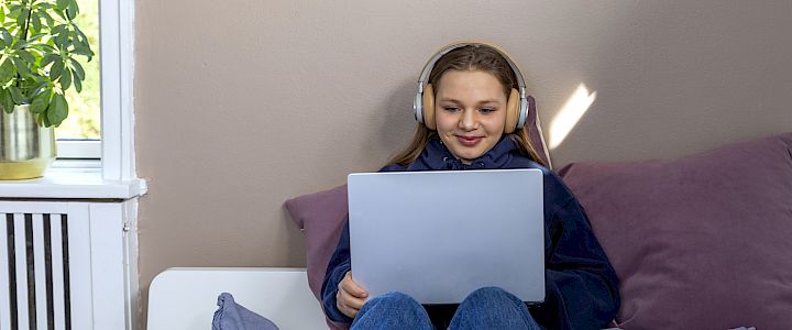 Elev ser videoer på Restudy mellem mentortimer