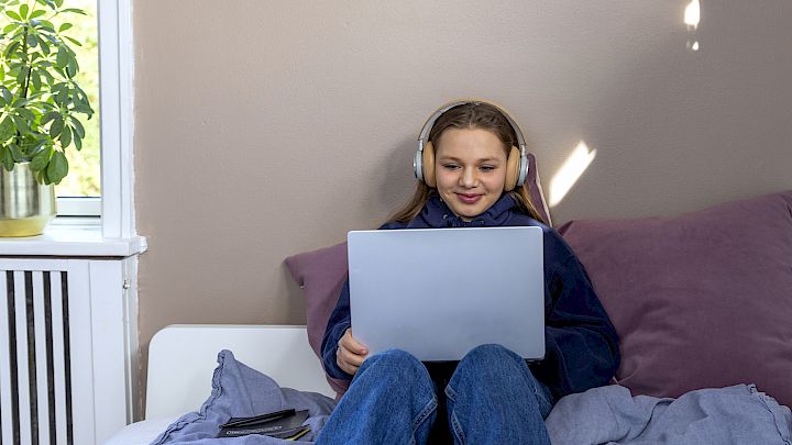 Elev ser videoer på Restudy mellem mentortimer