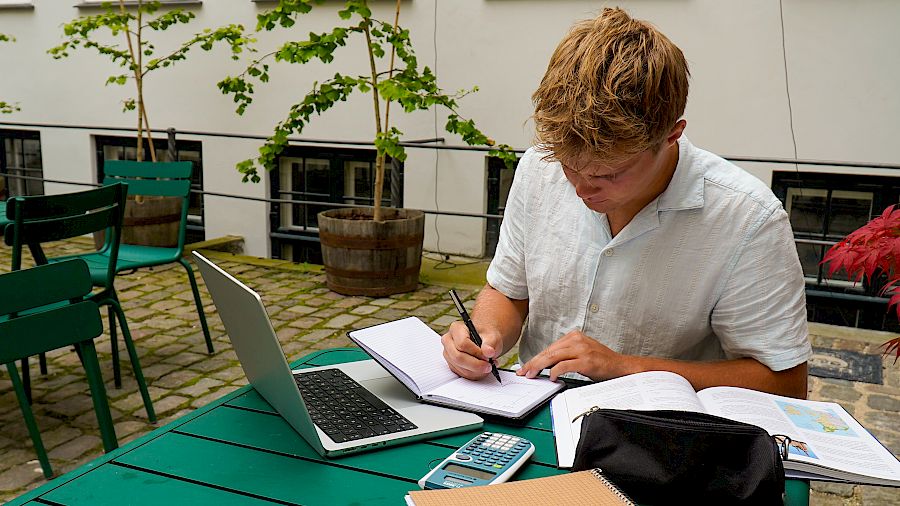 Elev får individuel støtte gennem online undervisning