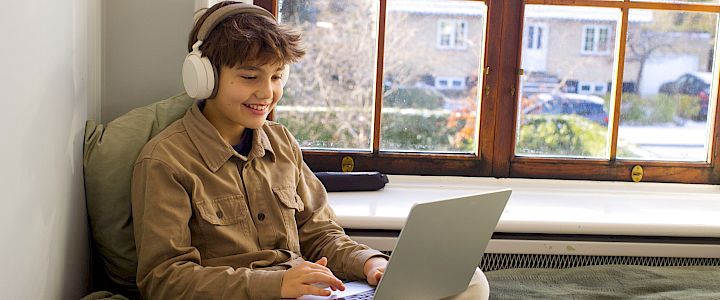 Elev i grundskolen får hjemmeundervisning af mentor