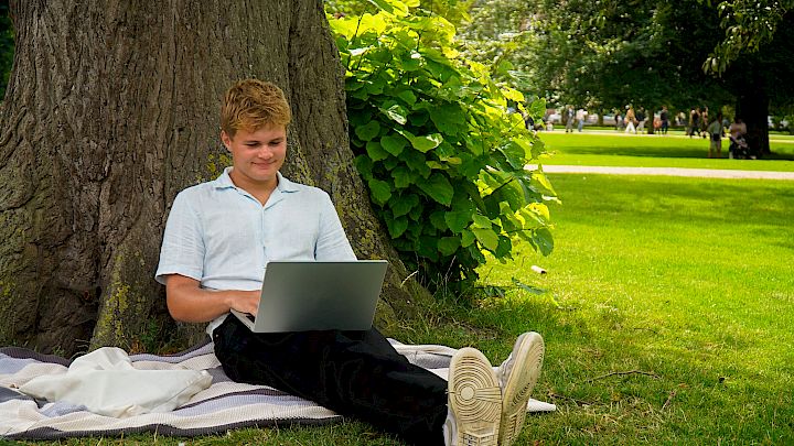 Elev i gymnasiet får hjemmeundervisning af mentor
