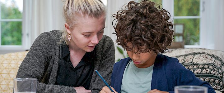 Tutor hjælper med matematikopgaver