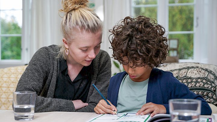 Tutor hjælper med matematikopgaver