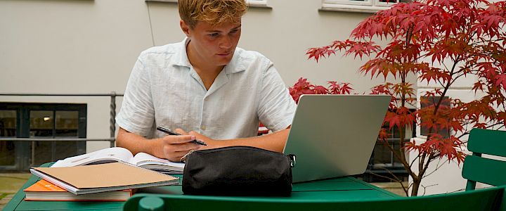Privatlærer underviser elev online