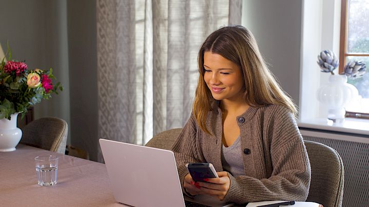 Elev arbejder med algebra sammen med tutor