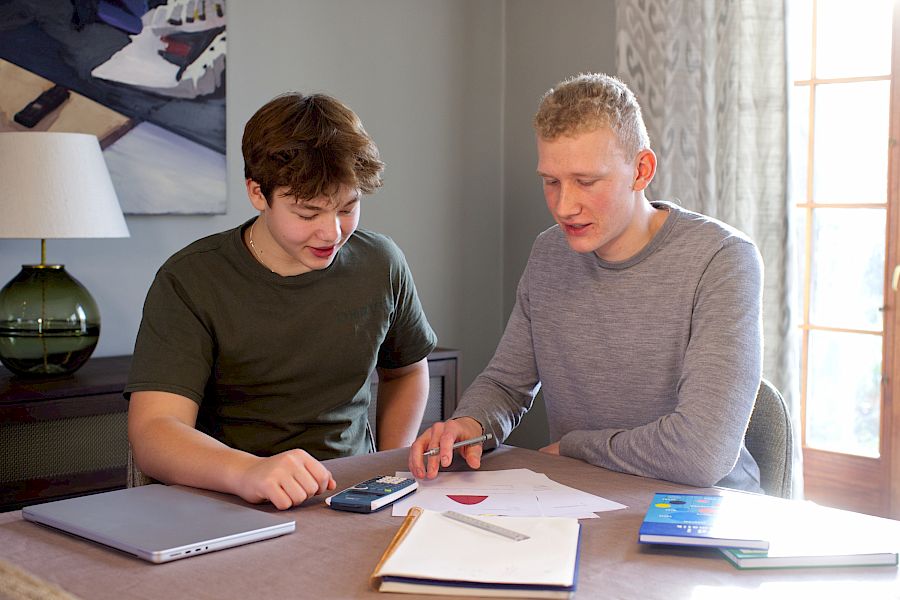 Mentor forklarer matematik til elev
