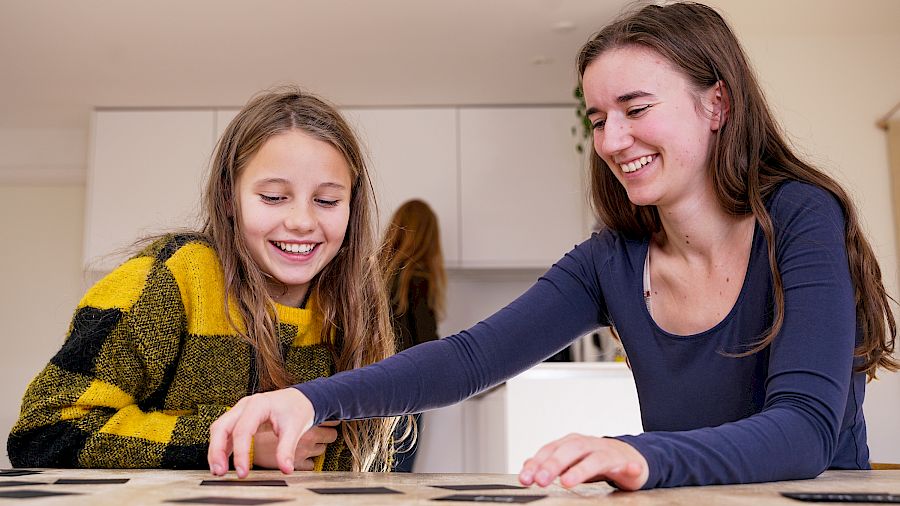 Mentor og elev øver geografi emner ved hjælp af vendespil