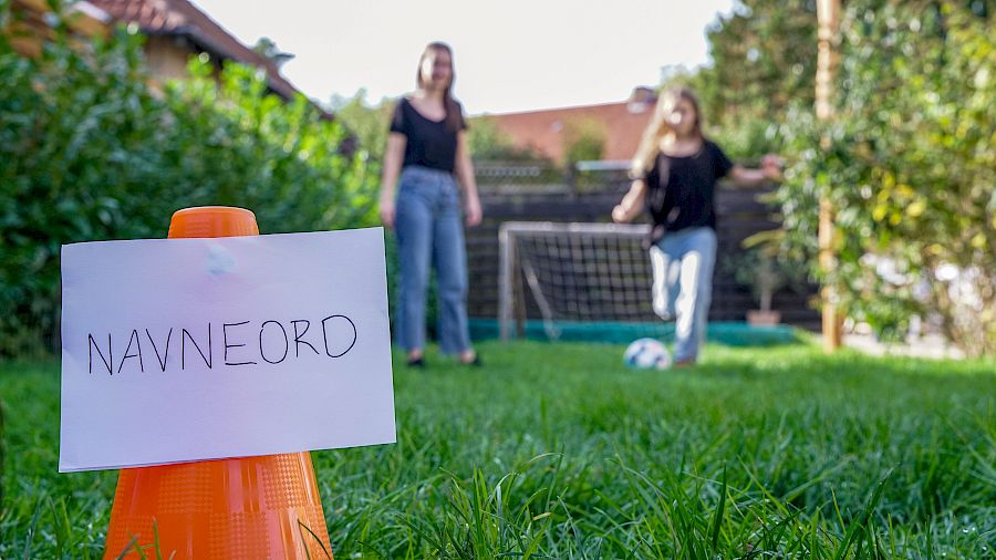 Elev og mentor laver dansk udenfor og øver navneord