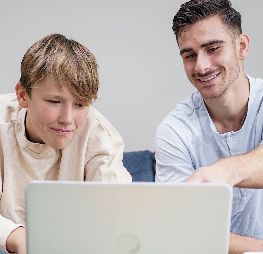 Mentor og elev snakker om spørgsmål fra samtalekort