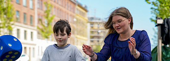 Elev og mentor bruger terninger til at blive bedre til matematik