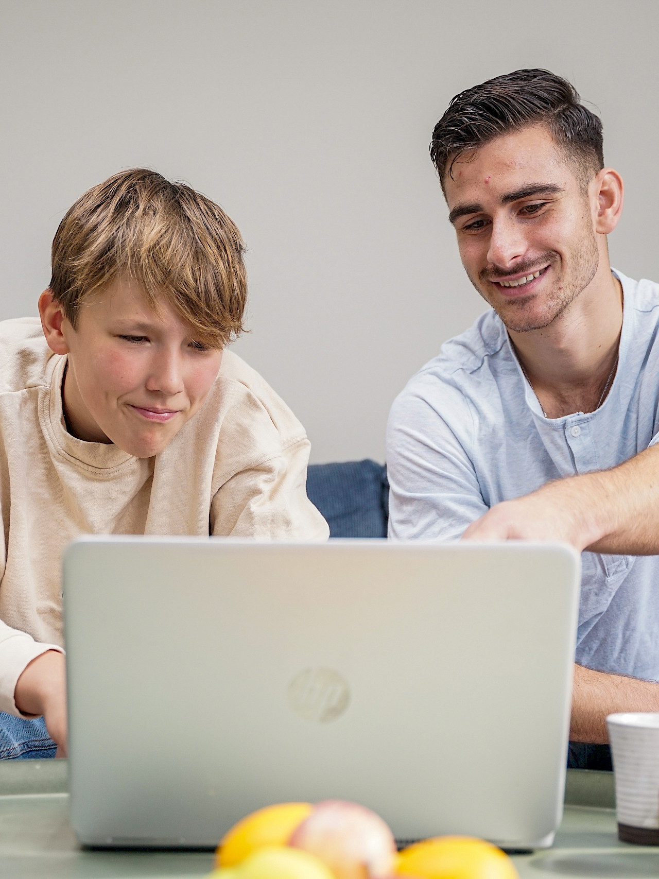 Mentor forklarer geografi til sin elev med hjælp af sin computer