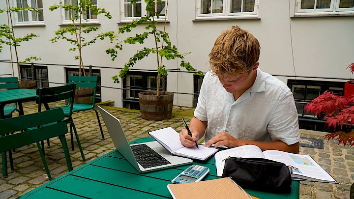 Elev skriver SRP og får hjælp af mentor online