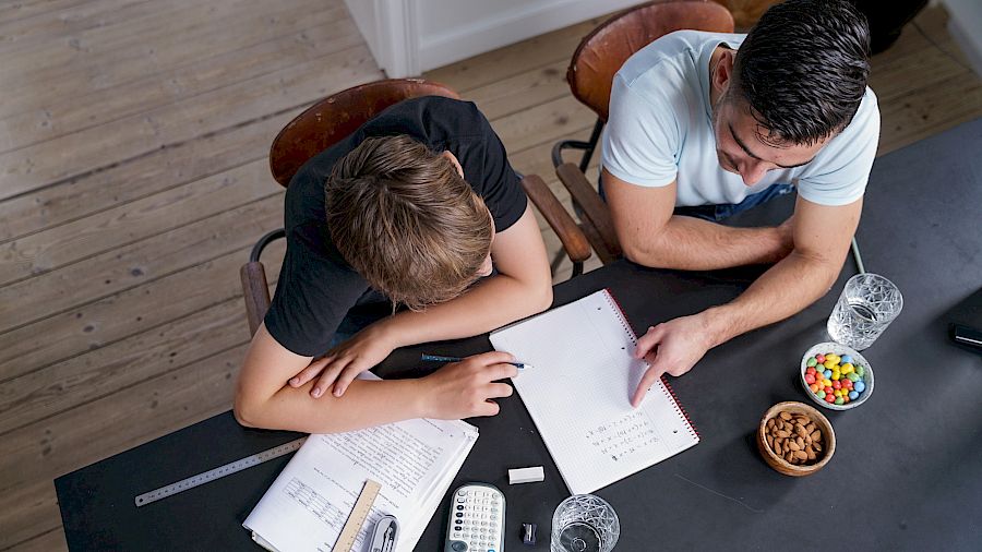 Mentor forklarer elev matematik 