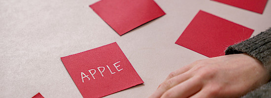 Mentor og elev spiller vendespil med ordet apple på