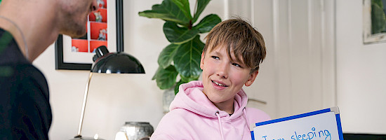 Elev bruger tavle til at øve engelsk grammatik med sin mentor