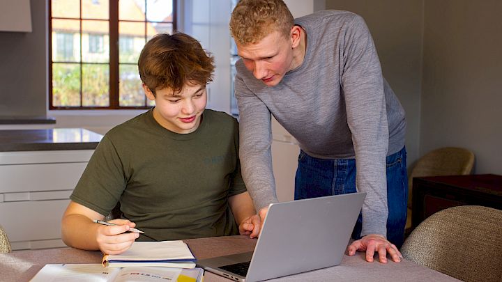 Mentor og elev har undervisning i NV