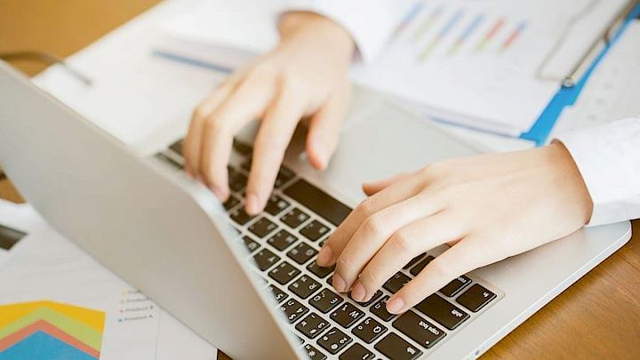 Elev har onlineundervisning på computer